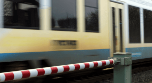 Zug mit Schranke