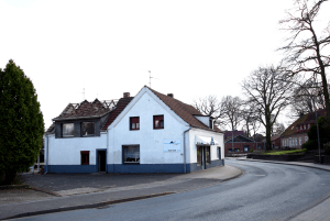 Das Dach des Anbaus ist schon abgedeckt.