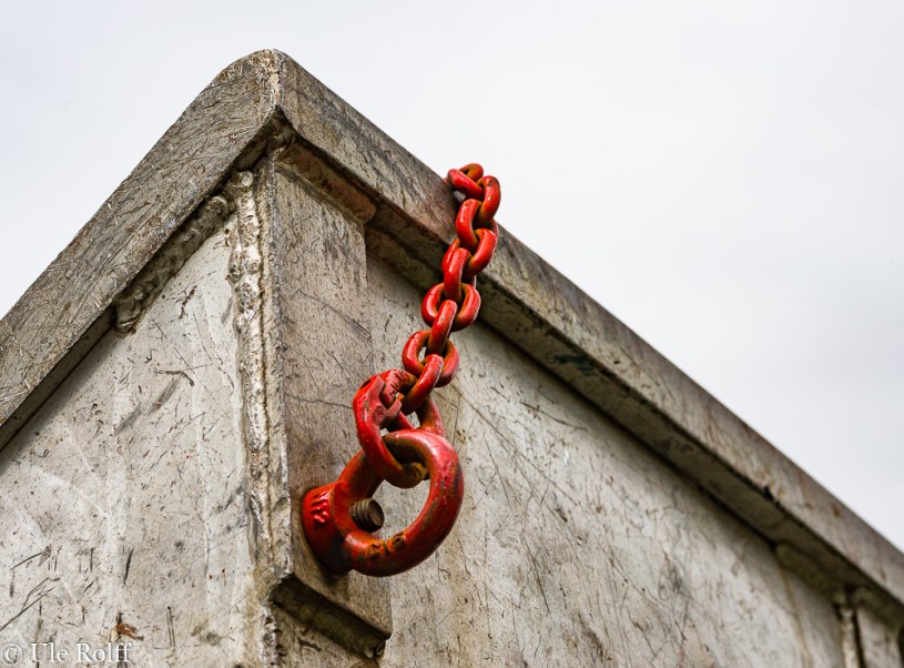 Rote Kette an grauem Container