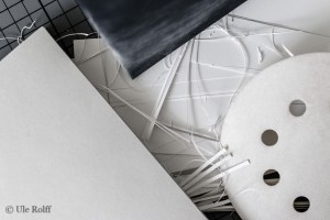 beschnittener Buchblock und Schleifpapier