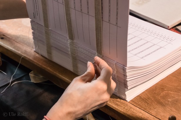 Buchblock heften am Stand der Buchbinder-Innung Hamburg/Schleswig-Holstein