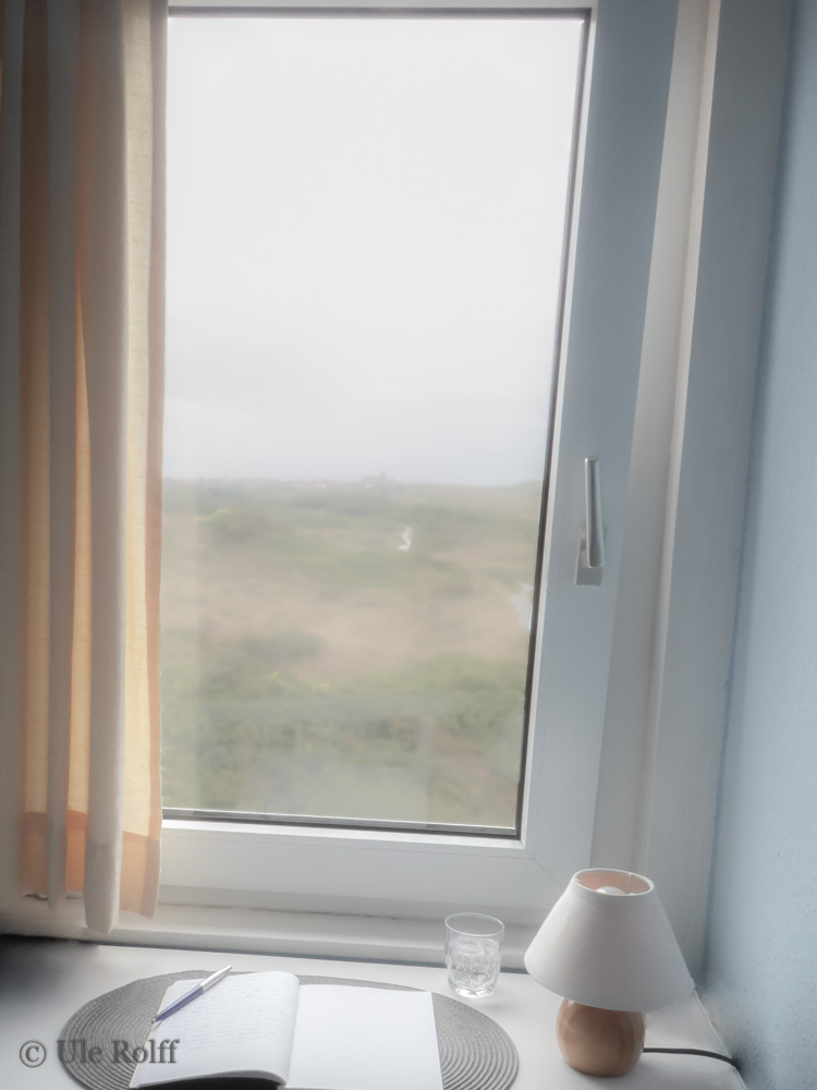 Schreibtisch mit Blick in die Dünen